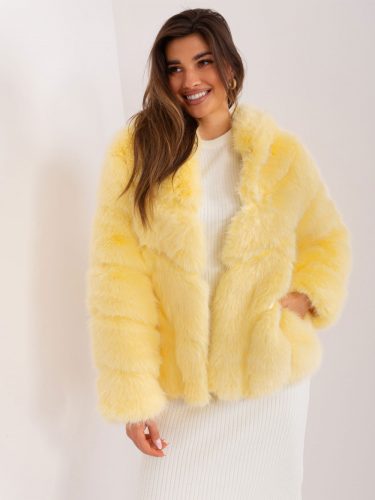 Pasztell sárga kapucnis szőrmés kabát
